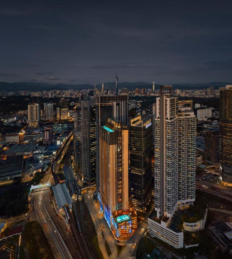 Amari Kuala Lumpur Hotel Exterior foto Aerial view of the complex at night