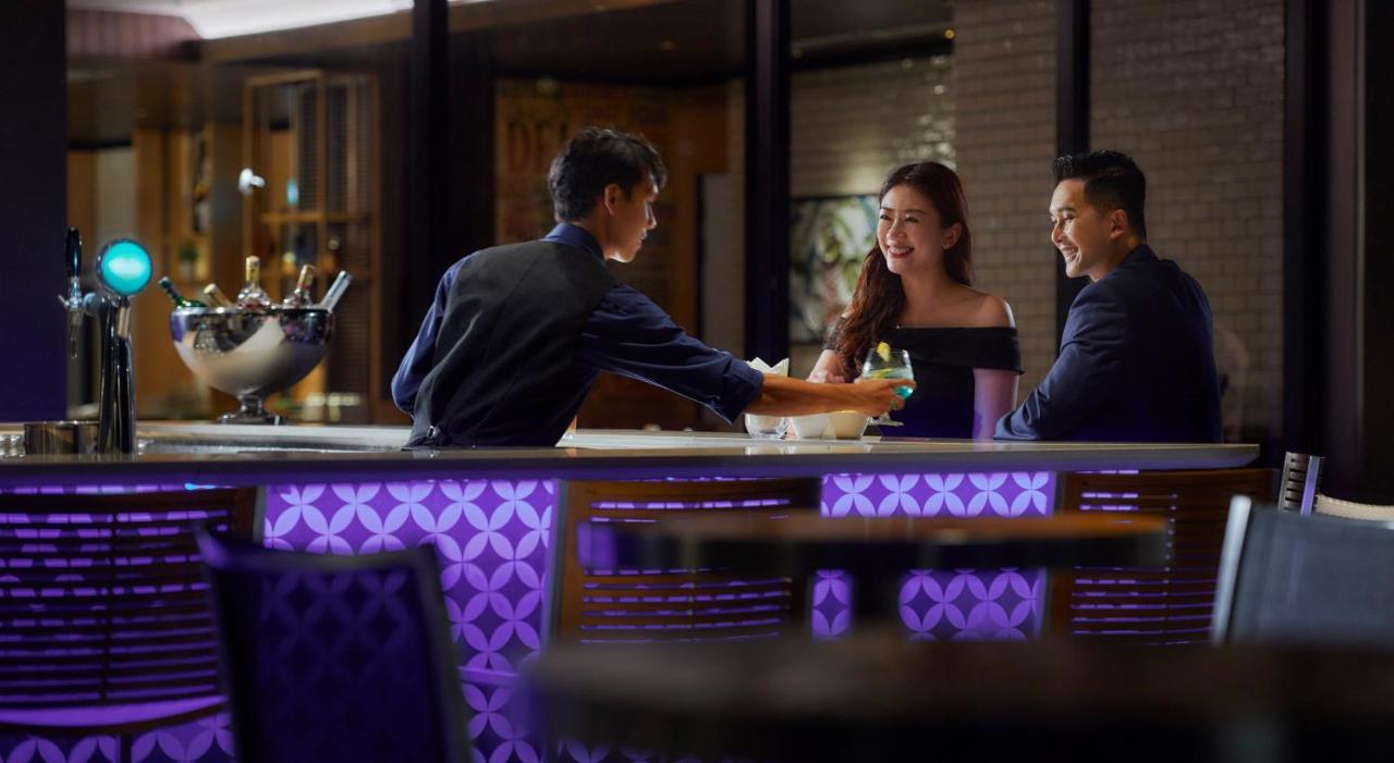 Amari Kuala Lumpur Hotel Exterior foto The bar at the 101 Skybar