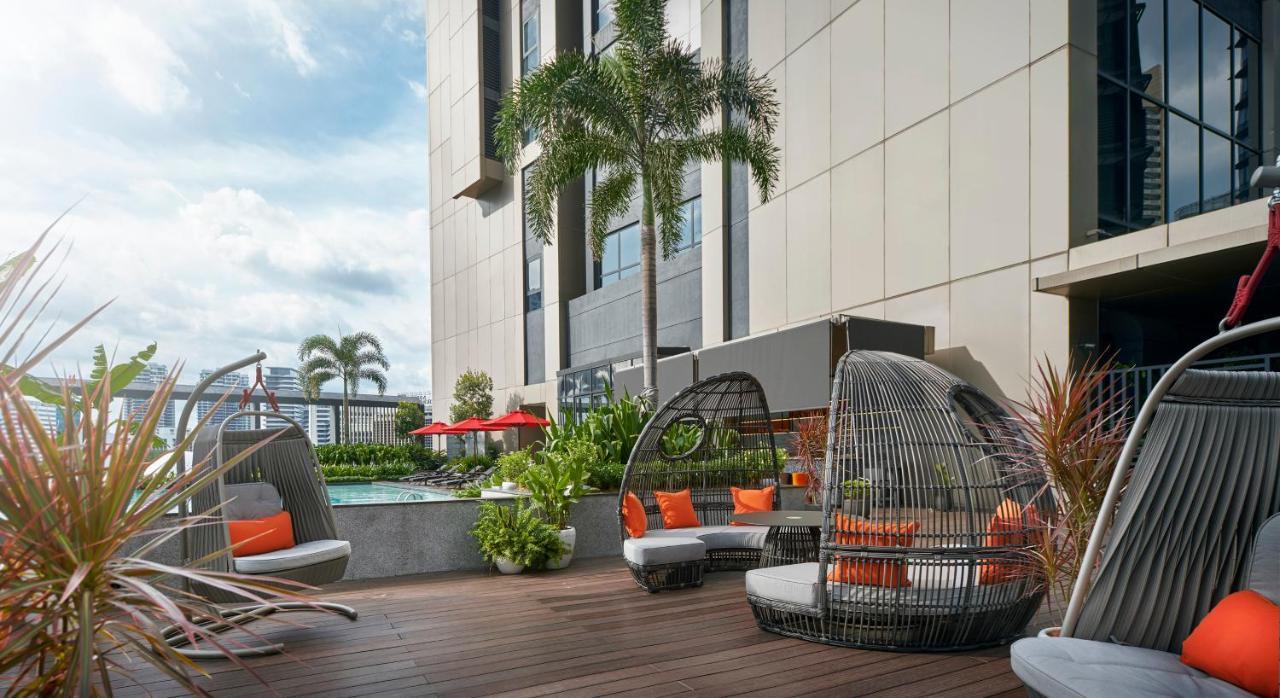 Amari Kuala Lumpur Hotel Exterior foto The rooftop pool at the hotel