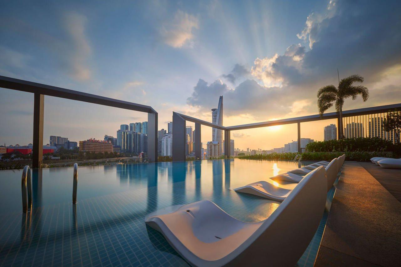 Amari Kuala Lumpur Hotel Exterior foto The swimming pool at the Sky Deck